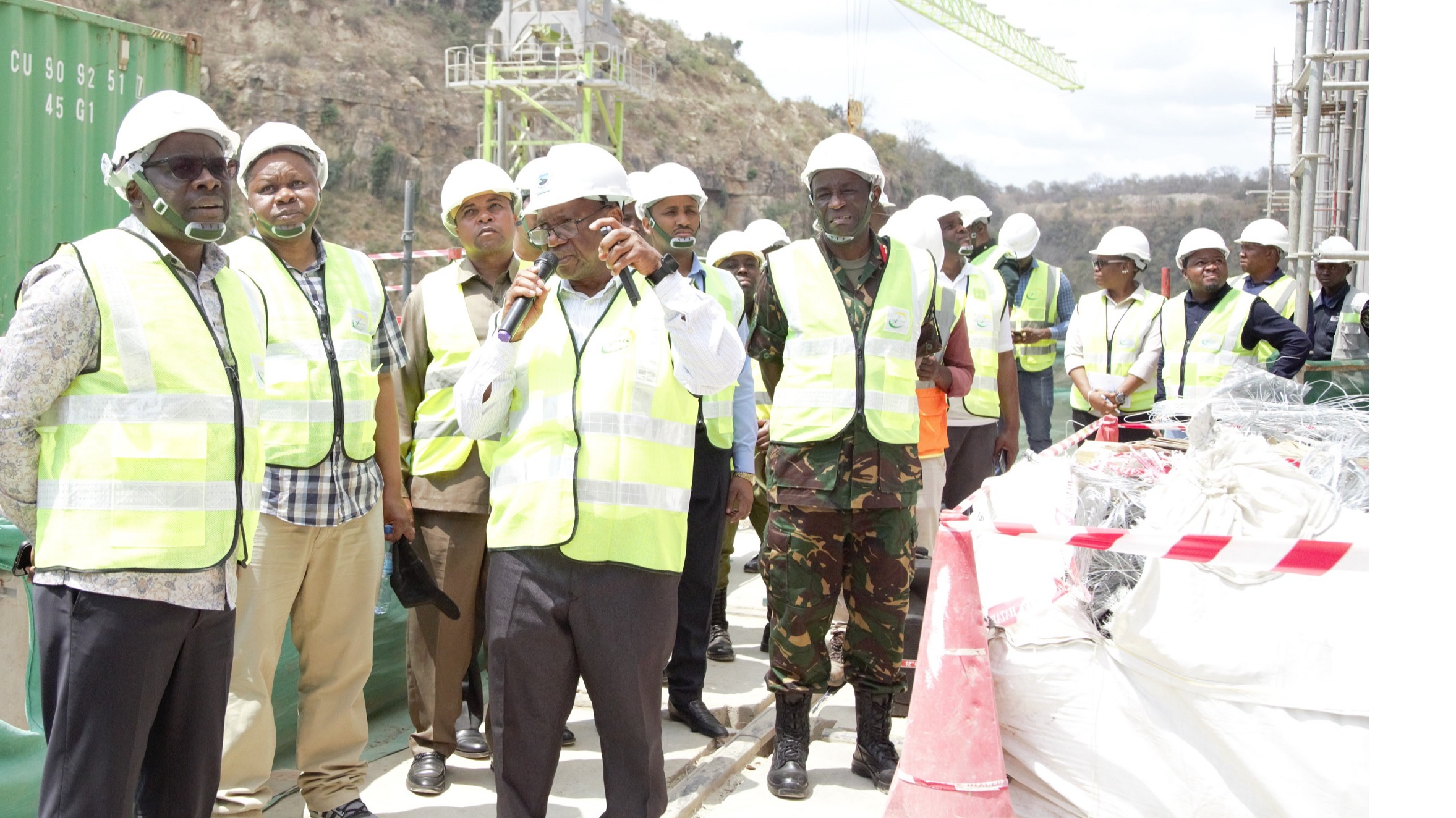 Katibu Mkuu Kiongozi atembelea Mradi wa...