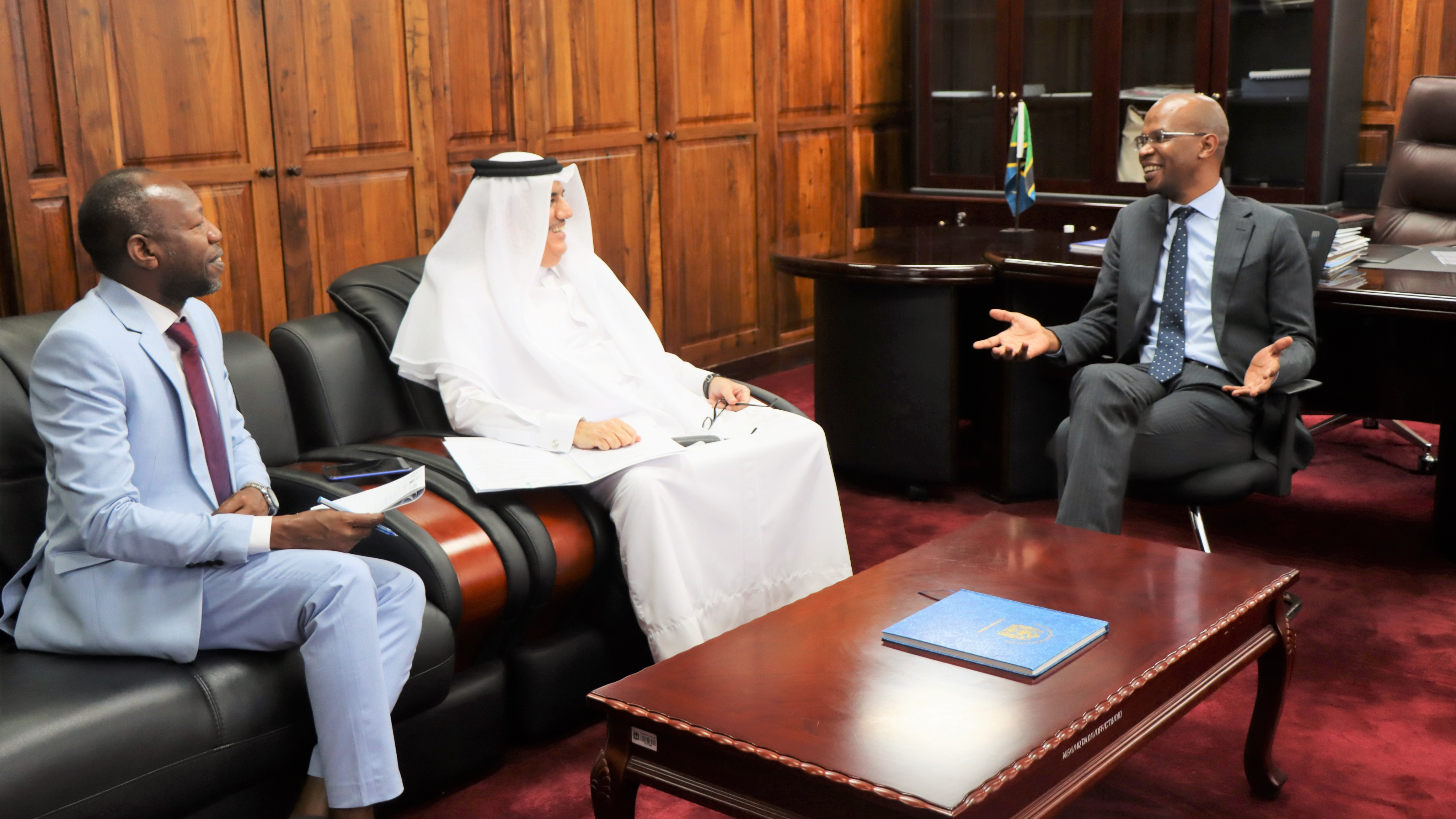 ​WAZIRI MAKAMBA AKUTANA NA MABALOZI WA N...