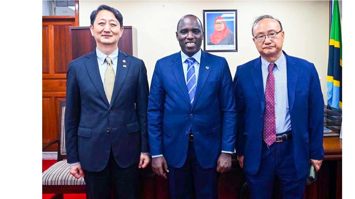 DKT. BITEKO AFANYA MAZUNGUMZO NA WAZIRI...