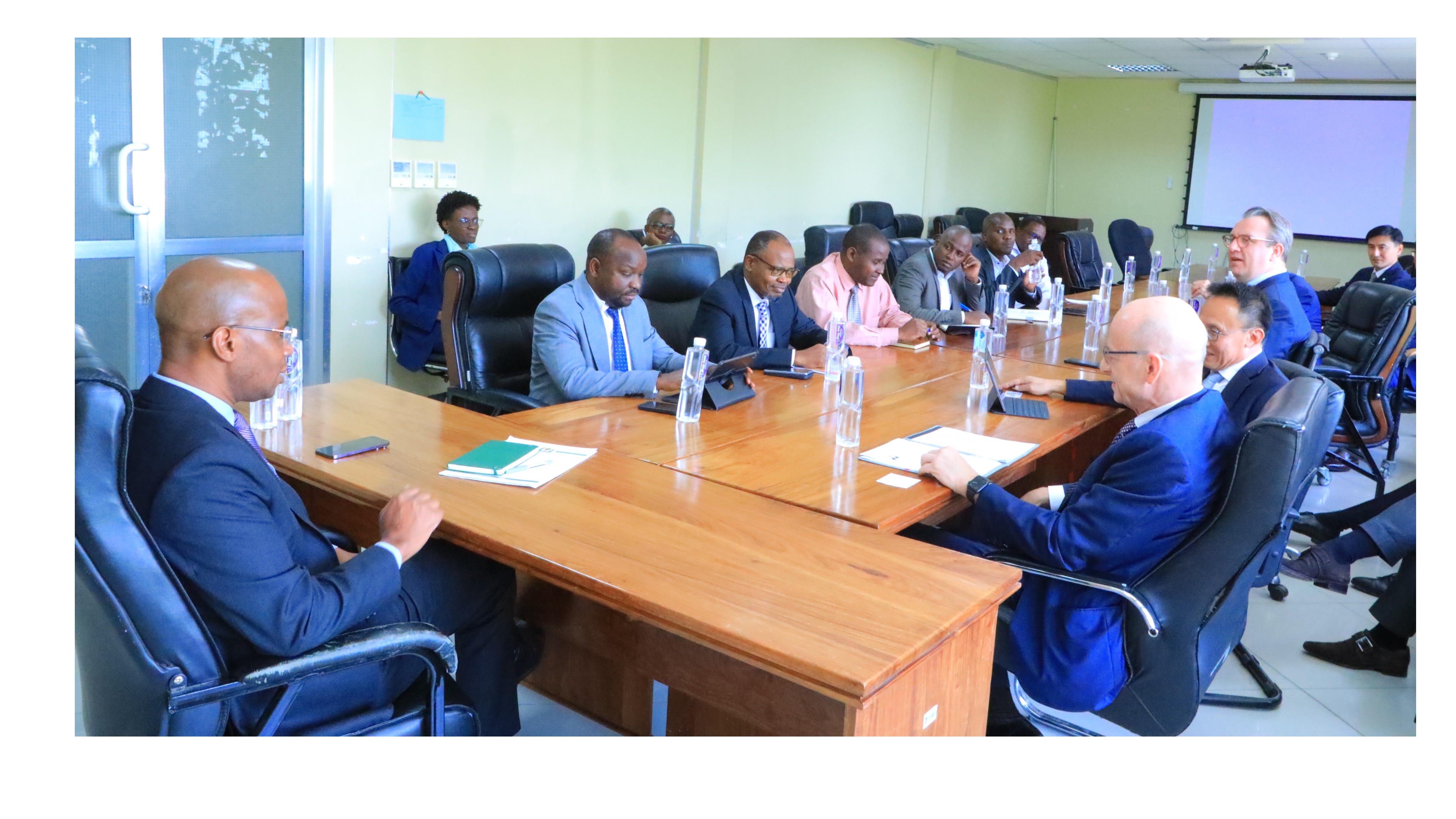 ​Makamba afanya mazungumzo na kampuni zi...