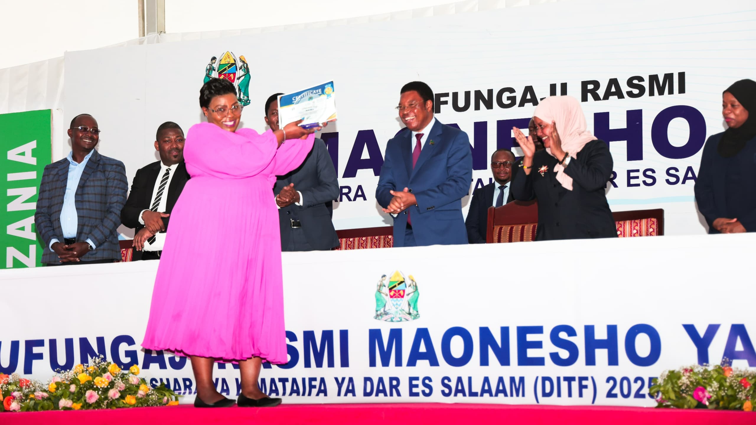 ​WAZIRI MKUU MAJALIWA AKABIDHI TUZO YA U...