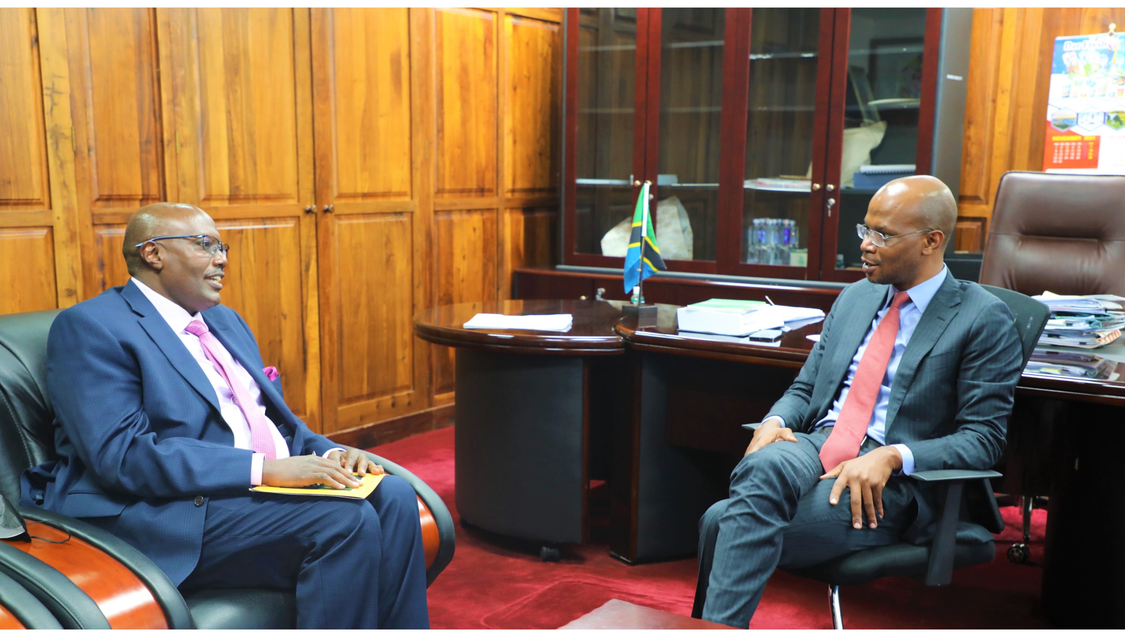 Waziri Makamba akutana na Balozi wa Ugan...