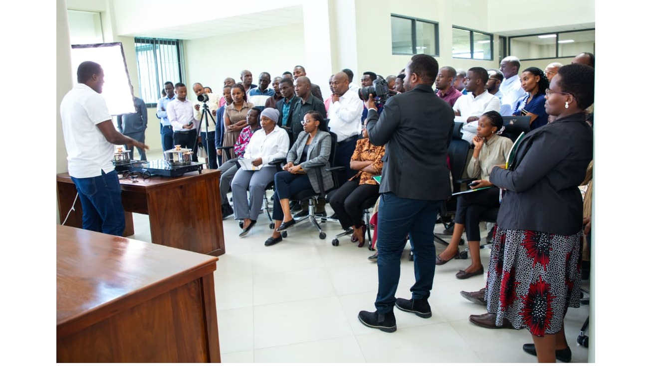 ​WATUMISHI WIZARA YA NISHATI WAPATIWA EL...