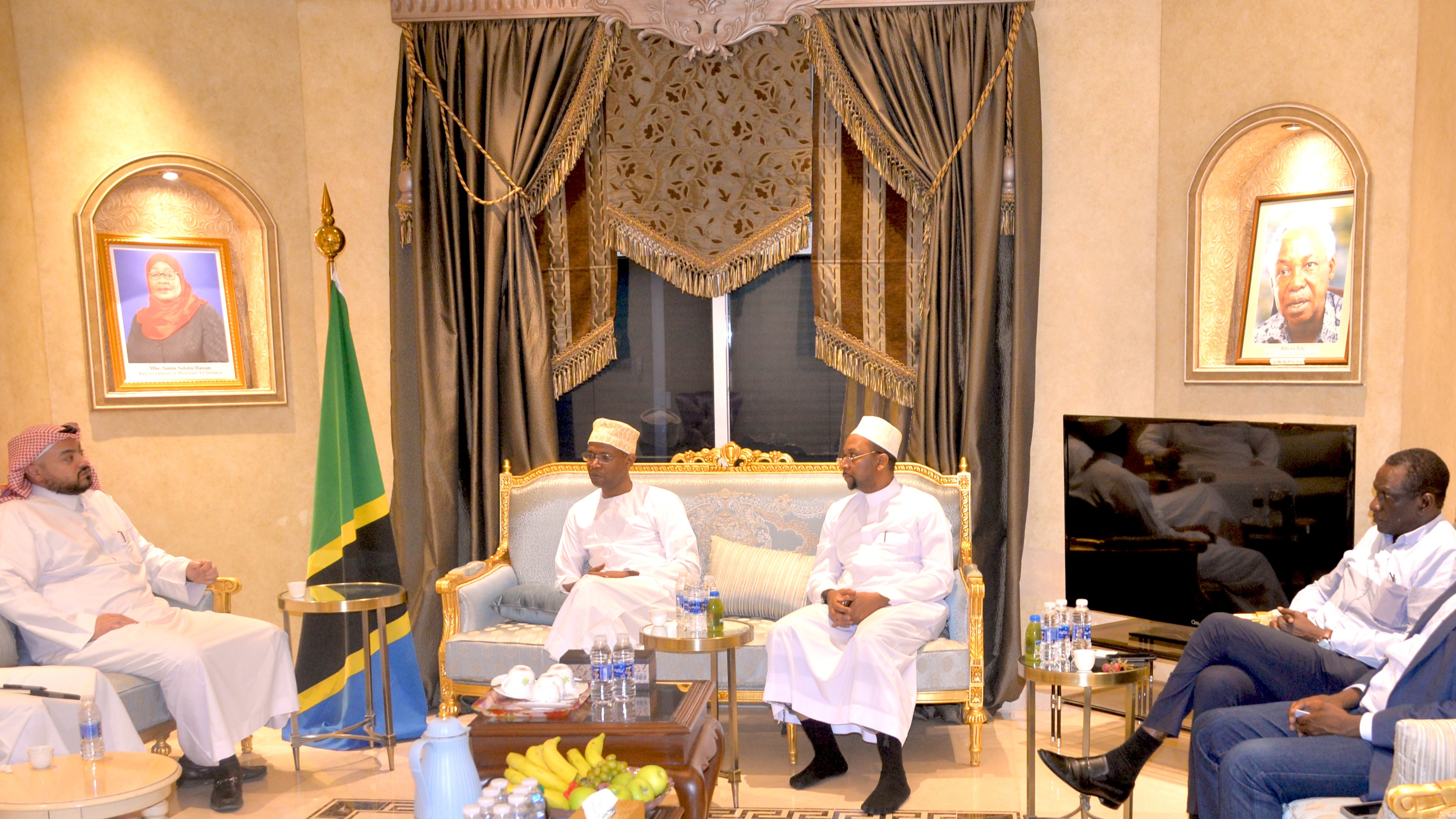 Waziri Makamba afanya ziara ya kikazi nc...