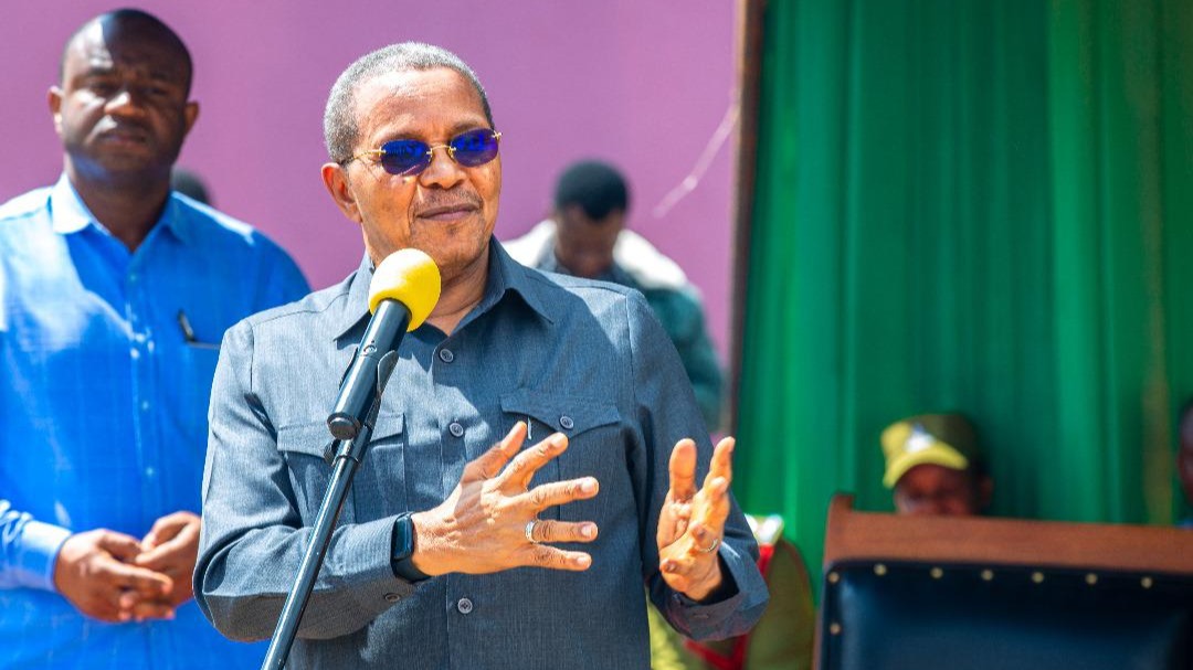 RAIS KIKWETE AWEKA JIWE LA MSINGI UKUMBI...