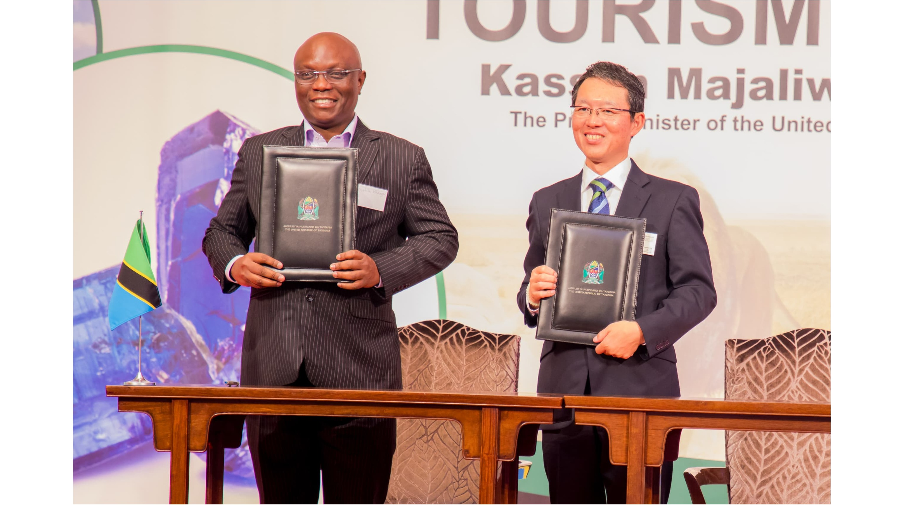 WAZIRI MKUU MAJALIWA ASHUHUDIA UTIAJI SA...