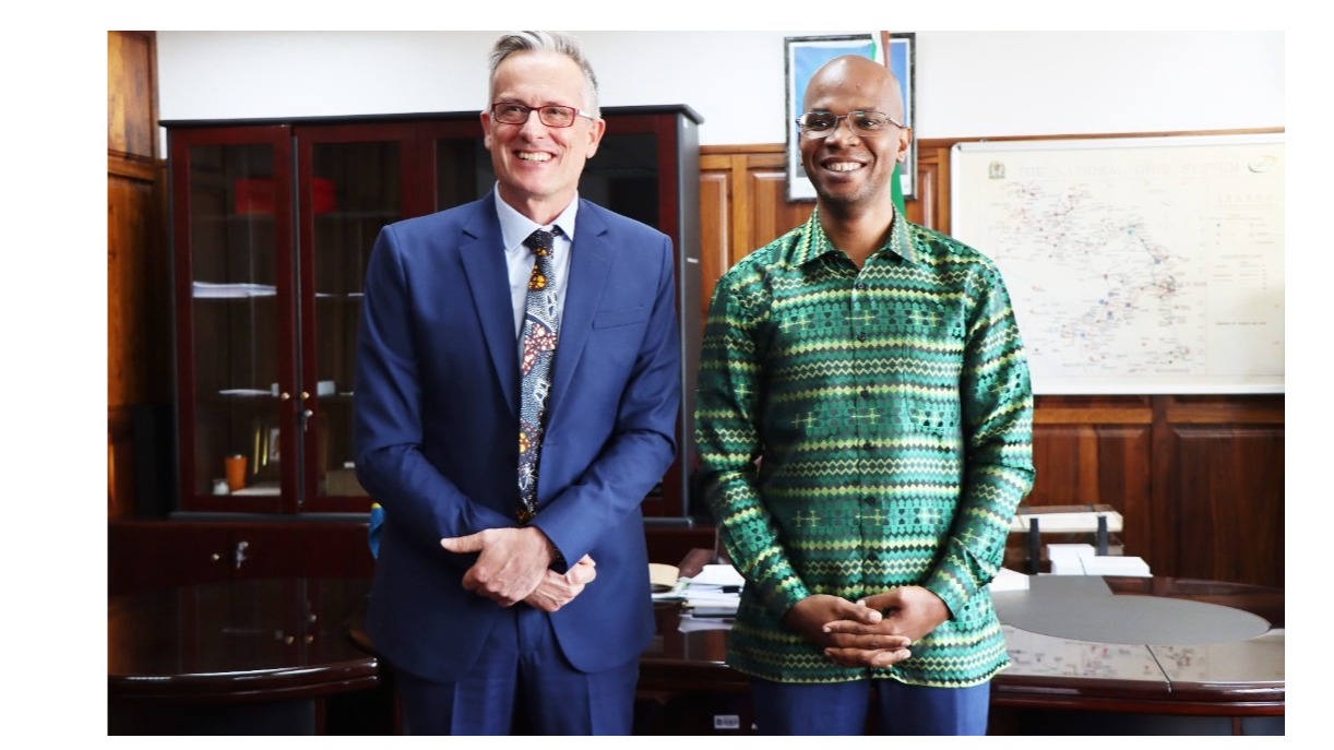 ​WAZIRI MAKAMBA AKUTANA NA MABALOZI WA U...