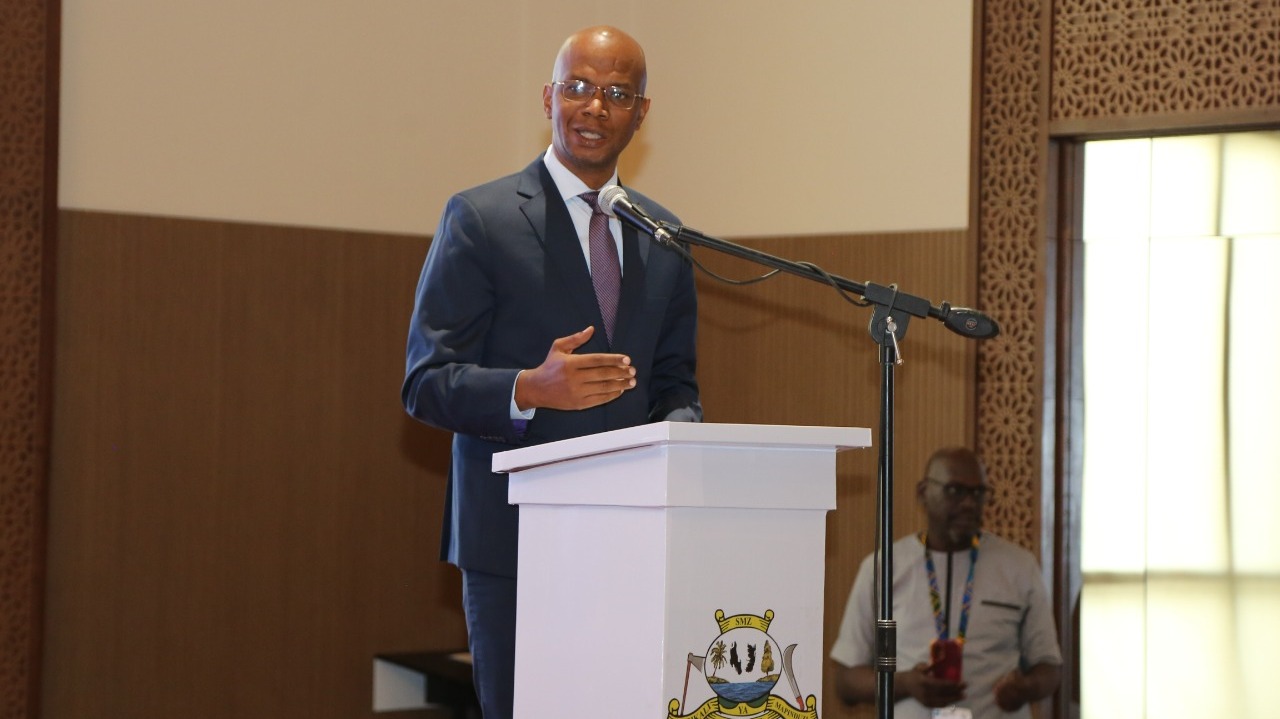 ​WAZIRI MAKAMBA AWASIHI VIONGOZI KUWAELE...