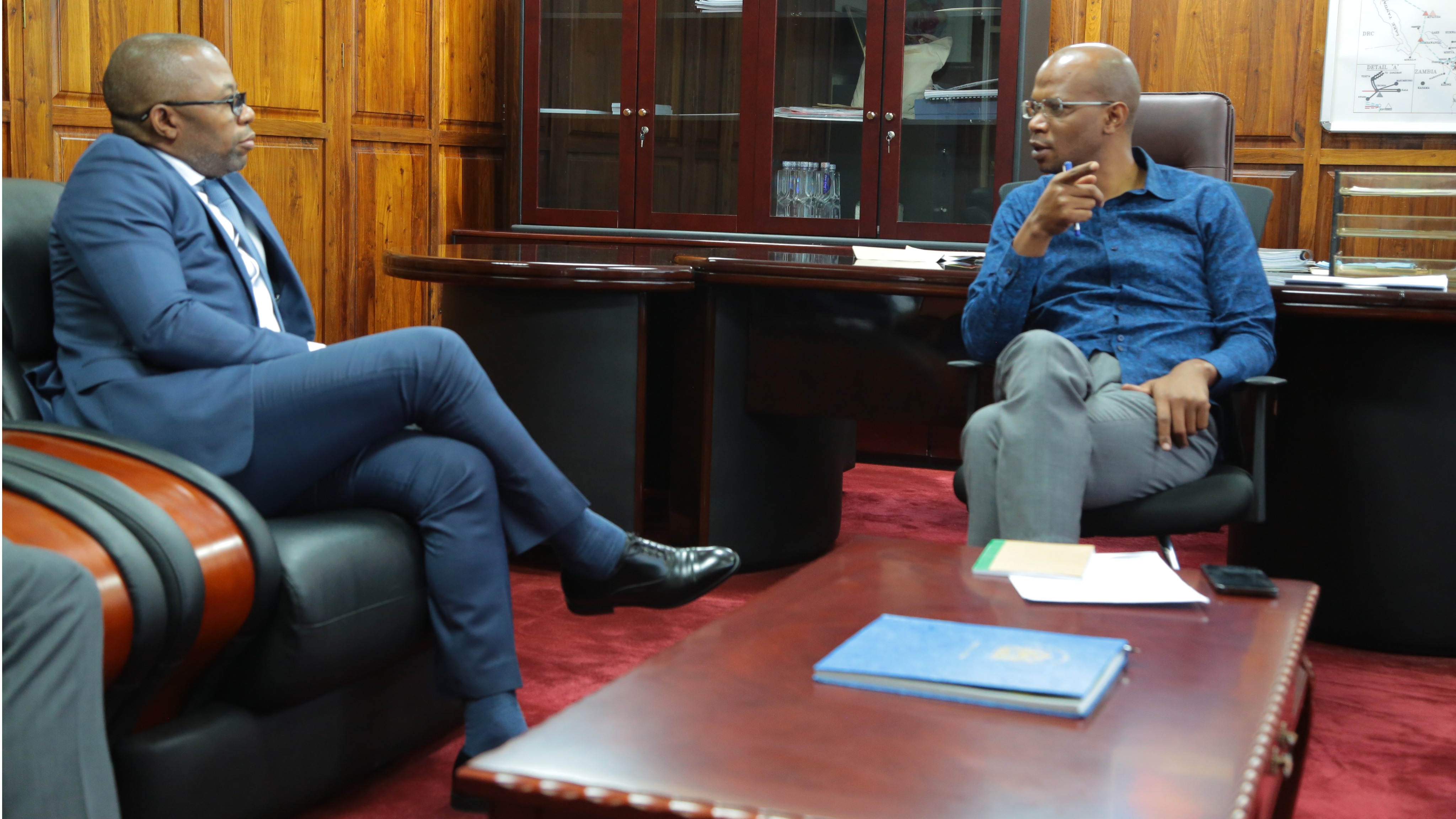 ​Waziri Makamba akutana na Balozi wa Ang...