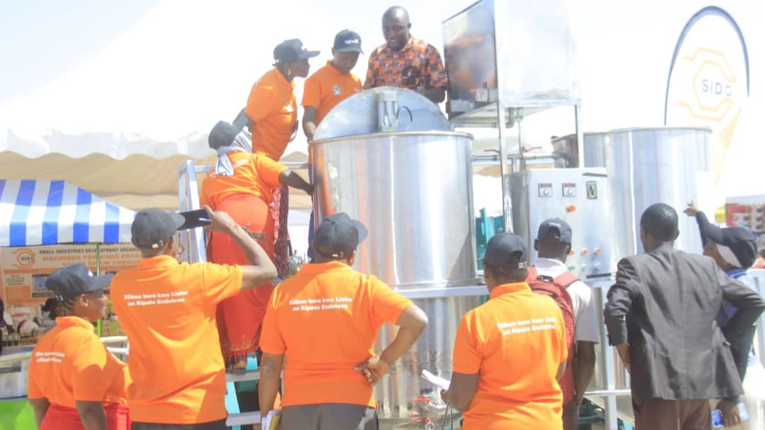 Wakulima wanaofadhiliwa na World Vision katika shughli za kilimo,  Ufugaji na Uvuvi wavutiwa na machine ya kuchuja mafuta ya alizet