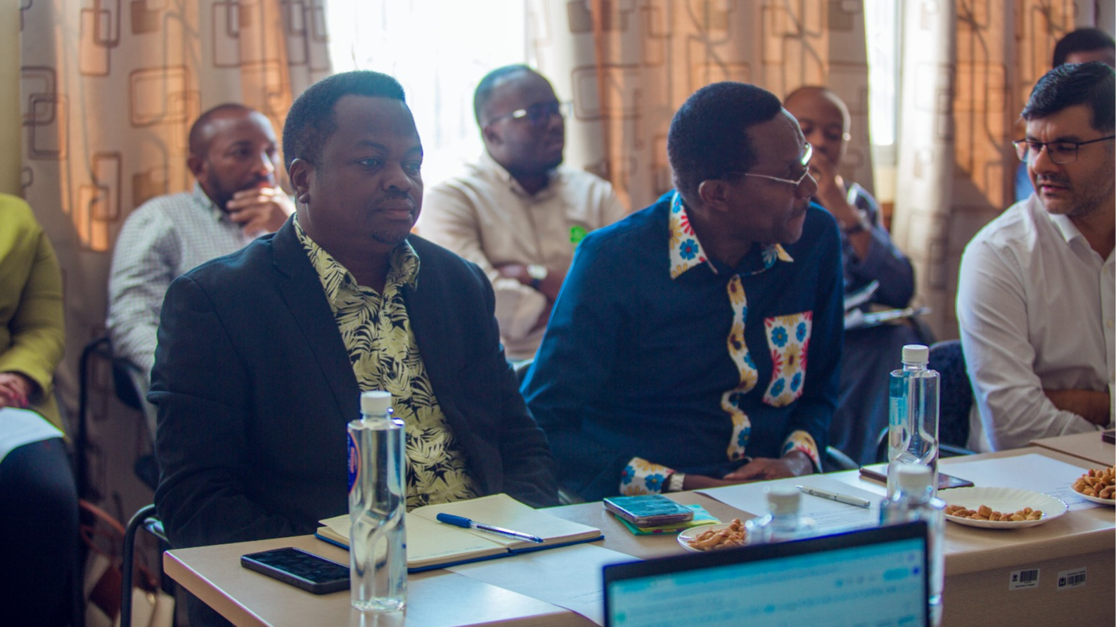 Mkurugenzi Mtendaji wa Mamlaka ya Udhibiti wa Mbolea Tanzania (TFRA) akiongoza kikao baina yake na wadau wa mbolea.